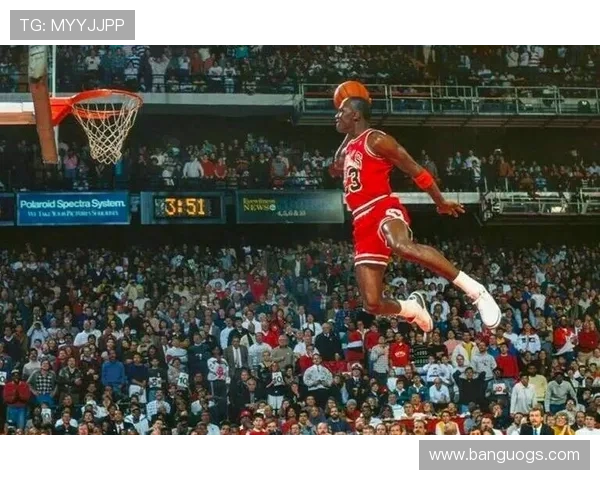 篮球之神乔丹与足球巨星同框合影展现体育传奇交汇的精彩瞬间